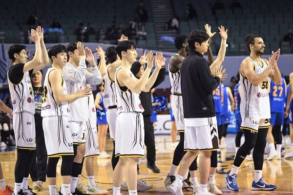 12일 열린 경기에서 승리한 뒤 팬들과 축하하는 창원 LG 선수들. /사진=KBL