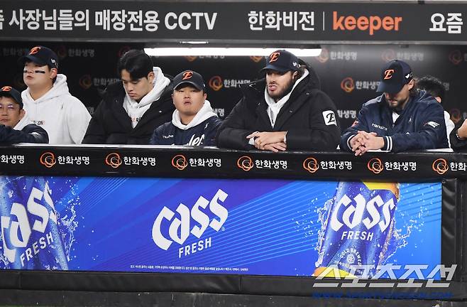 30일 대전 한화생명볼파크에서 열린 LG와 한화의 한국시리즈 4차전. 4대7로 역전패한 한화 김서현, 문동주, 폰세, 와이스가 아쉬워하고 있다. 대전=정재근 기자 cjg@sportschosun.com/2025.10.30/