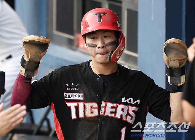 17일 서울 잠실구장에서 열린 KIA-두산전. 1회초 1사 1, 3루 최형우의 희생플라이 때 박찬호가 득점하고 있다. 잠실=정재근 기자 cjg@sportschosun.com/2025.8.17/
