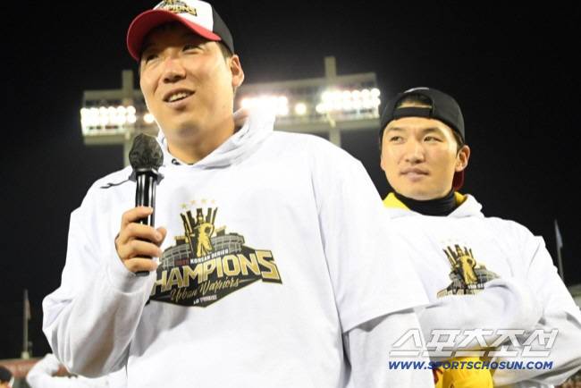 '한국시리즈 통합우승 IN 잠실' 행사가 1일 잠실구장에서 열렸다. LG 김현수, 박해민이 팬들과 함께 우승의 기쁨을 만끽하고 있다. 잠실=박재만 기자 pjm@sportschosun.com/2025.11.01/