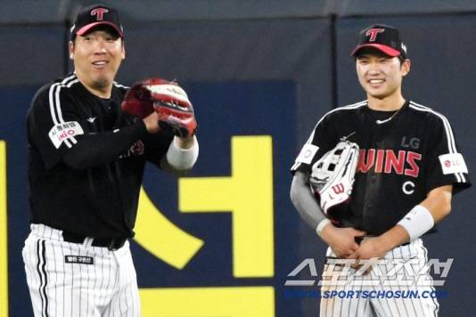 24일 광주 기아챔피언스필드에서 열린 KIA 타이거즈와 LG 트윈스의 경기. 투수 교체 때 모인 LG 김현수, 박해민이 대화를 나누고 있다. 광주=박재만 기자 pjm@sportschosun.com/2025.08.24/
