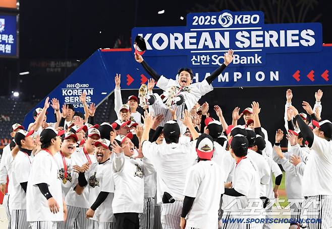 31일 대전 한화생명볼파크에서 열린 한국시리즈 5차전 한화 이글스와 LG 트윈스의 경기. 통합 우승을 차지한 LG 주장 박해민이 헹가래를 받고 있다. 대전=박재만 기자 pjm@sportschosun.com/2025.10.31/