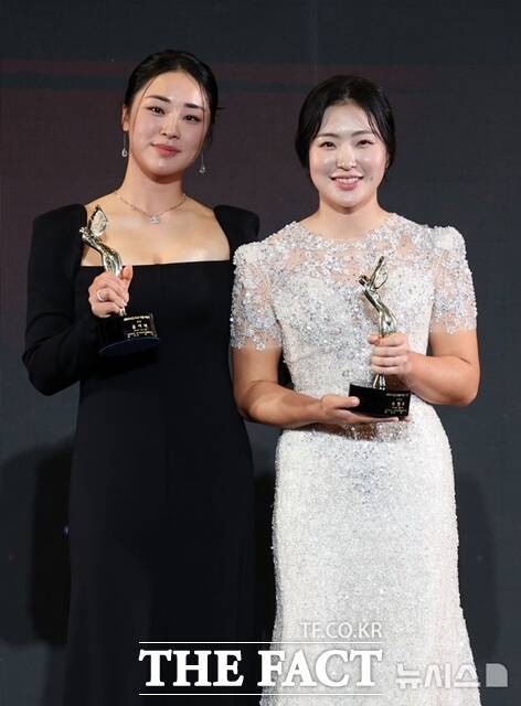지난해 KLPGA투어에서 대상, 상금왕, 평균타수상 등 3관왕을 차지한 윤이나(왼쪽)가 신인상을 받은 유현조와 함께 시상식에서 트로피를 들고 기념 촬영하고 있는 모습./뉴시스 yesphoto@newsis.com