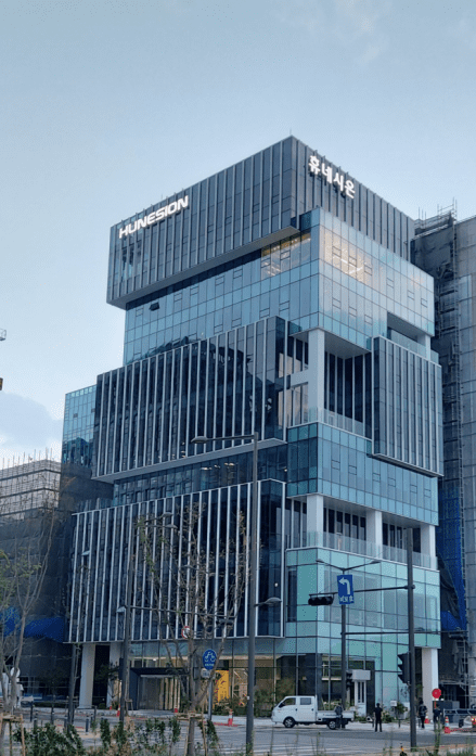 고덕비즈밸리에 소재한 휴네시온타워 전경.