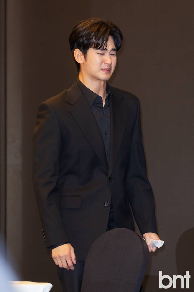 배우 김수현 측이 고 김새론 유족 측과 유튜브 채널 가로세로연구소(가세연)가 제기한 의혹들을 재차 전면 부인하며 강경한 입장을 밝혔다. 김수현의 법률대리인은 유족 측이 주장하는 '수천 장의 사진'은 존재하지 않으며, 카카오톡 대화 내용과 군대 편지 등도 김수현과 관련 있다는 증거가 없다고 일축했다. 또한 2024년 3월 불거진 '빛삭 사진 사건' 이후 김수현의 소속사가 7억 원의 채무를 탕감해 준 사실을 언급하며, 당시 상황을 협박으로 느꼈다고 설명했다. 김수현 측은 현재 120억 원 규모의 손해배상 소송과 형사 고소를 진행 중이며, 해당 사건을 '증거가 조작된 대국민 사기 범죄'로 규정하고 법적 책임을 끝까지 묻겠다고 강조했다.​