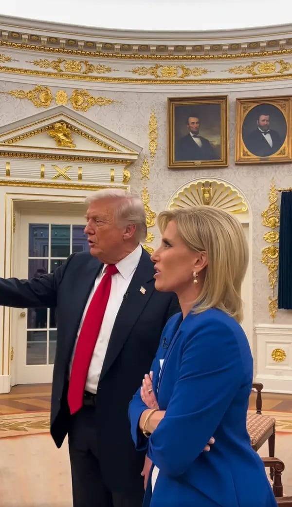 지난 11일 백악관에서 폭스뉴스 앵커에게 직접 집무실 황금 장식들을 설명해주고 있는 도널드 트럼프 미국 대통령. /폭스뉴스