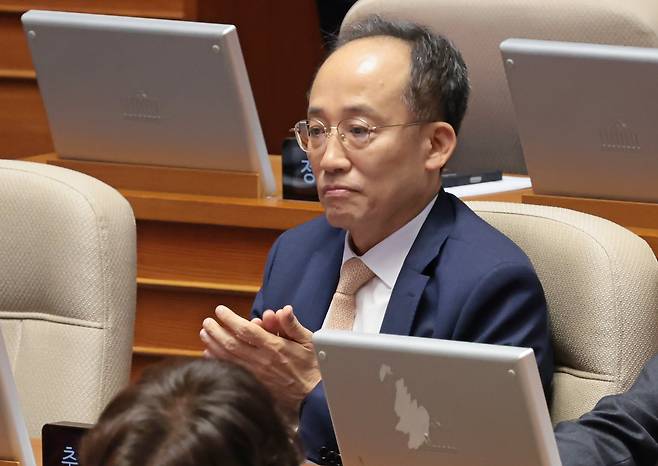 내란 중요임무 종사 혐의로 구속 영장이 청구된 국민의힘 추경호 의원이 13일 서울 여의도 국회 본회의에 참석해 있다. /남강호 기자