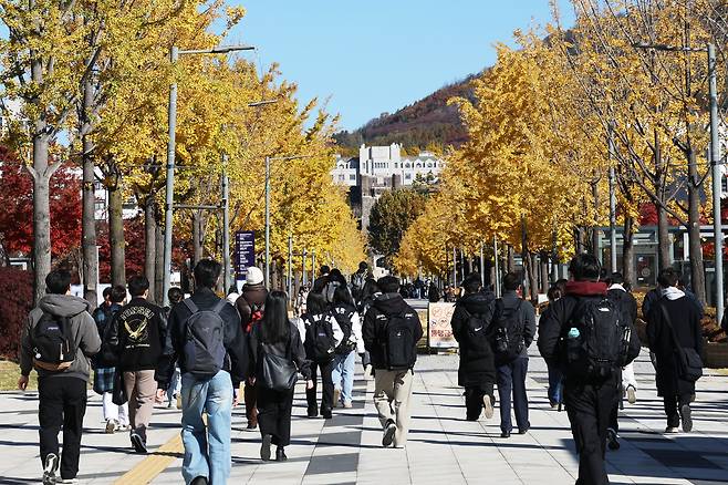 10일 서울 서대문구 연세대학교 신촌캠퍼스에서 등교하는 학생들의 모습. /뉴스1