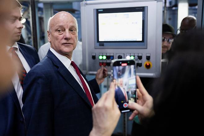 브랜든 비치 미국 재무장관이 12일 마지막 5개 페니를 만들기 위한 주조기 버튼을 누르기 전에 기념 촬영을 하고 있다. /연합뉴스