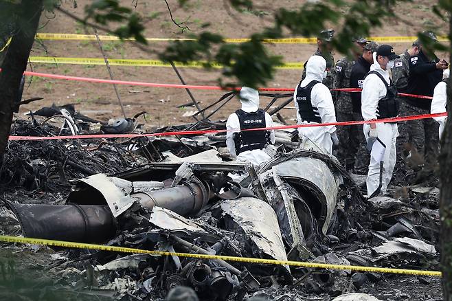 군 항공사고 조사관들이 지난 5월 30일 오전 경북 포항시 남구 동해면 야산에 추락한 해군 대잠 해상초계기 사고 현장 조사를 진행하고 있다. /뉴스1