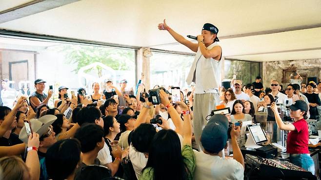 “술 없이 아침을 즐기자”는 모토로 오전 7시에 카페에 모여 3시간가량 춤을 추는 ‘커피 레이브’ 행사의 한 장면. 서울모닝커피클럽 제공