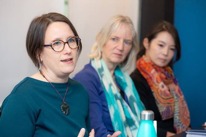 11일 서울에서 다시아 헤르불로크 뉴질랜드 SMC 센터장(왼쪽)이 인터뷰하고 있다. SMCK 제공