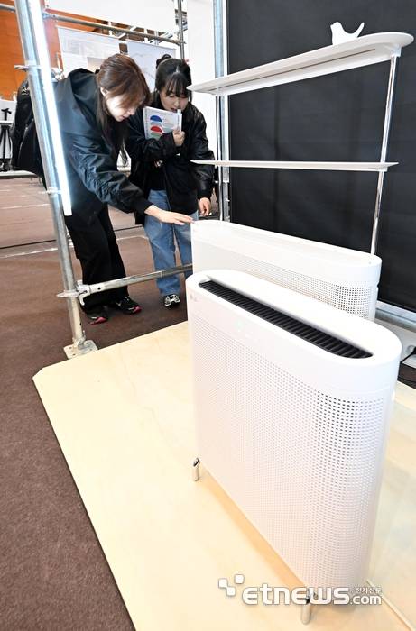13일 서울 강남구 코엑스에서 열린 디자인코리아에서 참관객이 LG전자의 벽에 밀착해 설치할 수 있는 공기청정기 '월핏'을 살펴보고 있다.  이동근기자 foto@etnews.com