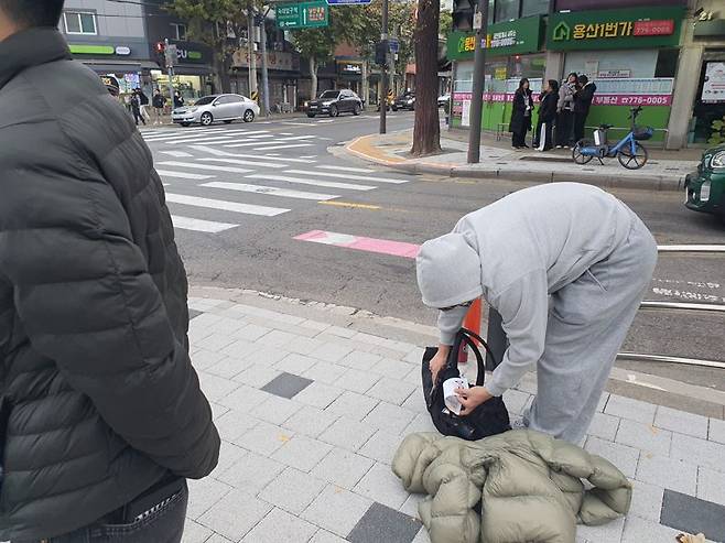 시험장 관계자가 신분 확인을 위해 수험표를 요구하자 한 수험생들이 황급히 가방에서 수험표를 찾아 꺼내들었다. 사진=최승한 기자