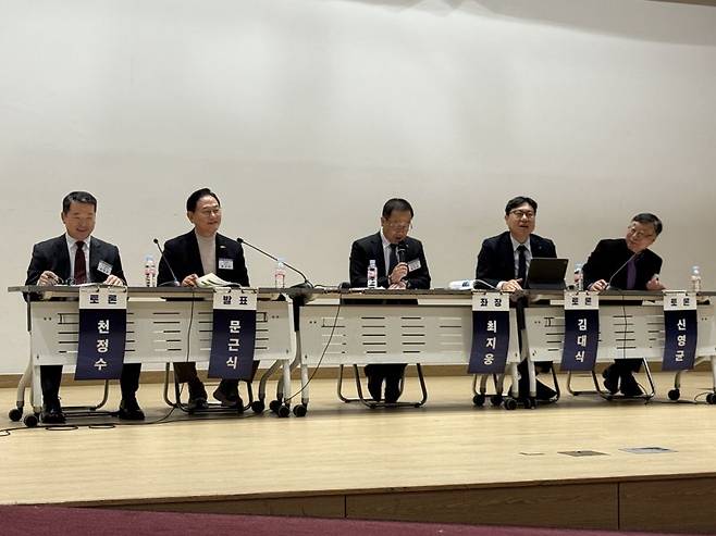 13일 국회 의원회관에서 열린 '변화하는 국제정세에 따른 한미조선해양협력' 세미나에서 천정수 HD현대중공업 특수선사업부 전무(전무), 문근식 한양대학교 공공정책대학원 특임교수, 최지웅 한양대학교 ERICA 한양국방연구원장, 김대식 한화오션 특수선MRO사업담당 상무, 신영균 JK중공업 신조사업부문 전무가 토론하고 있다. 사진=강구귀 기자