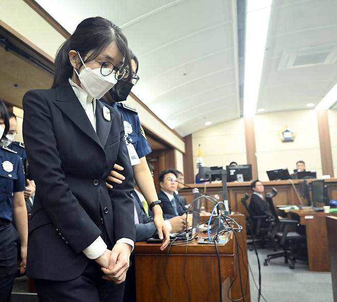 김건희 여사가 서울 서초동 서울중앙지법에서 열린 김 여사의 특정범죄가중처벌법상 알선수재 및 자본시장법·정치자금법 위반 등 사건 첫 재판에 출석하고 있다. 사진=뉴스1