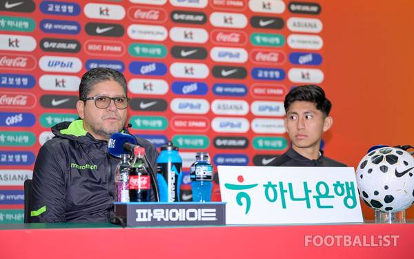 오스카르 비예가스 감독(왼쪽), 미겔 테르세로스(이상 볼리비아). 서형권 기자