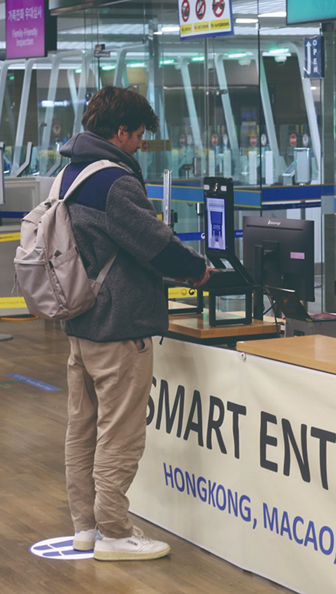 법무부가 인천국제공항 입국장에 자동출입국 이용 등록 및 전용 심사구역을 설치해 시범운영하고 있다. 사진 법무부