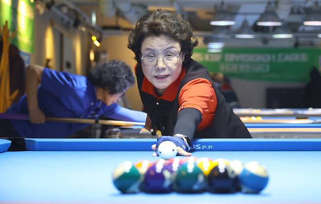 77살 고령의 고양A팀 성옥이 선수가 지난 1일 서울 방배동 재클린 당구장에서 열린 2025 대한당구연맹(KBF) 어르신리그 포켓볼 대회에서 초구를 치고 있다. 윤운식 선임기자 yws@hani.co.kr