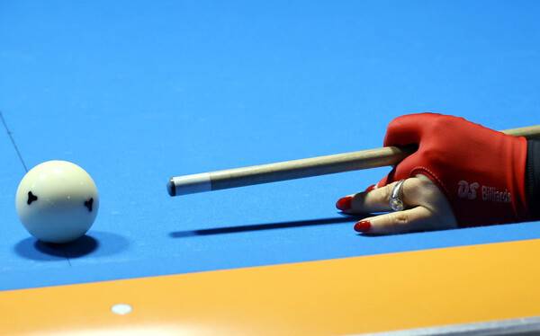 1일 서울 방배동 재클린 당구장에서 열린 2025 대한당구연맹(KBF) 어르신리그 포켓볼 대회에서 한 선수가 겨냥하고 있다. 윤운식 선임기자 yws@hani.co.kr