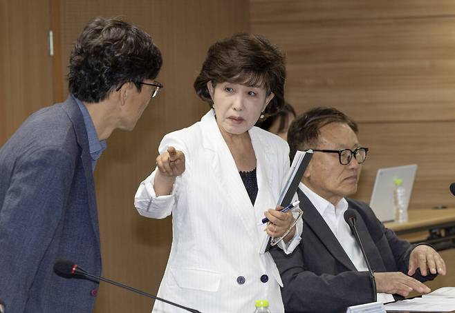 지난 6월10일 진실화해위 제111차 전체위원회가 시작되기 직전 박선영 위원장이 송상교 사무처장(왼쪽) 앞에서 손가락을 가리키며 무언가를 말하고 있다. 이를 지켜본 직원들은 박 위원장이 송 사무처장에게 “한 칸 떨어져 앉으라”고 이석을 요구한 것이라고 했다. 진실화해위 제공