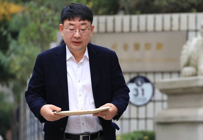 서부지법 폭동 사태를 교사한 혐의를 받는 유튜버 신혜식씨가 피의자 신분으로 조사를 받기 위해 13일 종로구 서울특별시경찰청으로 출석하고 있다. 연합뉴스