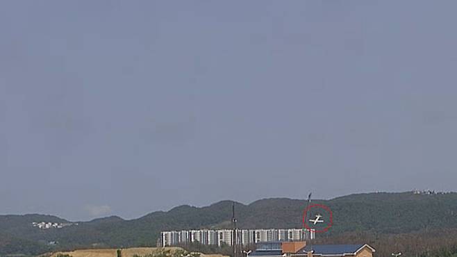 해군은 지난 5월30일 전날 경북 포항에서 추락한 해상초계기 모습이 담긴 영상을 30일 공개했다. 해군 제공