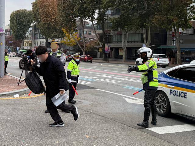 13일 서울 종로구 동성고 앞에서 한 학생이 고사장으로 달리고 있다. 허유정 기자