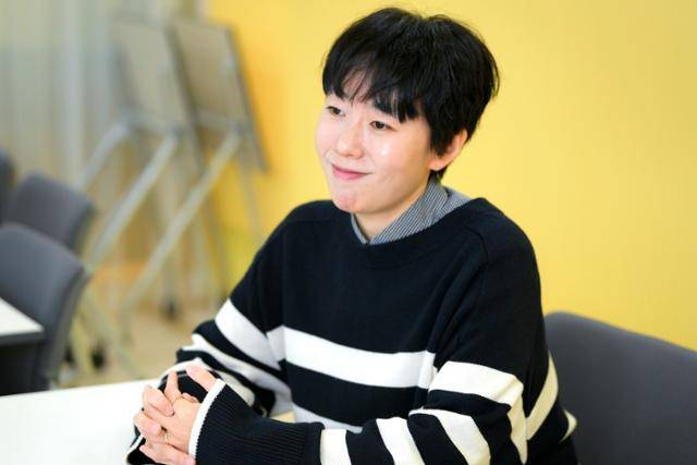 민지형 작가는 "6년 전이나 지금이나 이 책을 다 읽고 덮은 후에 더 많은 이야기와 토론을 끌어내는 책이 되길 바란다"고 했다. 6년 만에 '나의 미친 페미니스트 여자친구' 개정판을 낸 민 작가를 지난 11일 서울 마포구 마포출판문화진흥센터(플랫폼P)에서 만났다. 그가 운영하는 1인 출판사 '라우더북스'가 이곳에 입주해 있다. 임지훈 인턴기자