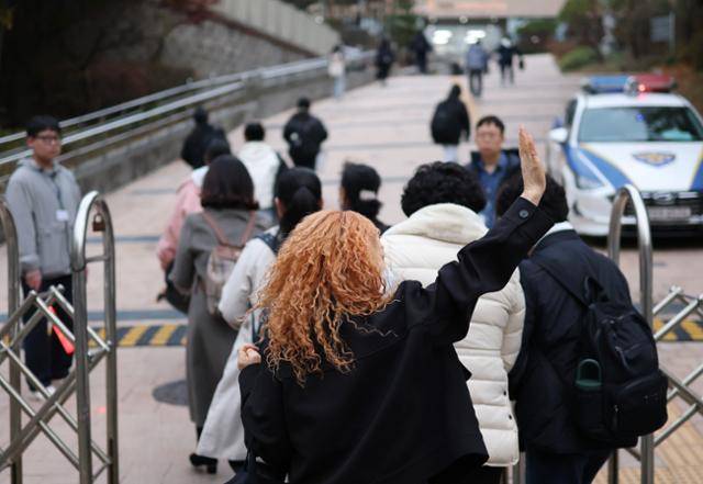 일성여중고의 만학도 수험생이 13일 2026년도 수능 시험장인 서울 마포구 홍대부여고 정문으로 들어서고 있다. 연합뉴스