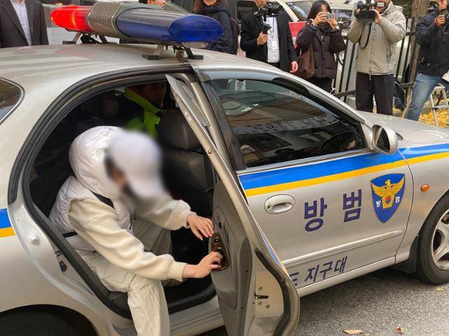2026학년도 대학수학능력시험(수능)일인 13일 서울 영등포구 여의도여고 교문 앞에 도착한 경찰차에서 한 수험생이 내리고 있다. 연합뉴스