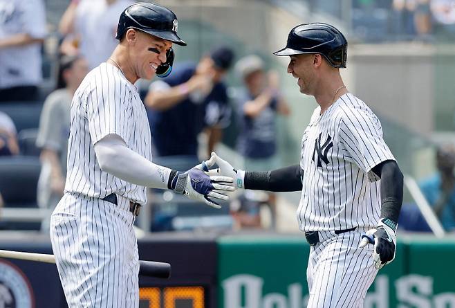 <yonhap photo-1412="">경기 중 하이파이브하는 애런 저지(왼쪽)와 코디 벨린저. [AFP=연합뉴스]</yonhap>