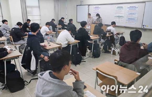 2026학년도 대학수학능력시험이 실시된 13일 오전 서울 용산구 용산고등학교에서 수험생들이 시험 준비를 하고 있다. [사진=사진공동취재단]