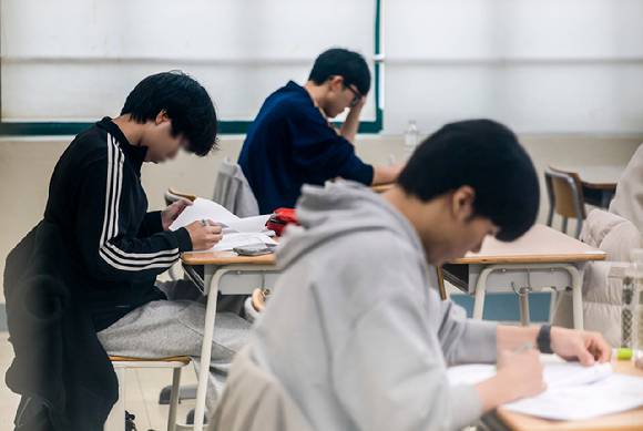 2026학년도 대학수학능력시험이 실시된 13일 서울 용산구 용산고등학교에서 수험생들이 시험 준비를 하고 있다. [사진=사진공동취재단]