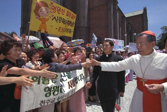 시대의 어른이었던 김수환 추기경이 시민과 인사하고 있다. [중앙포토]