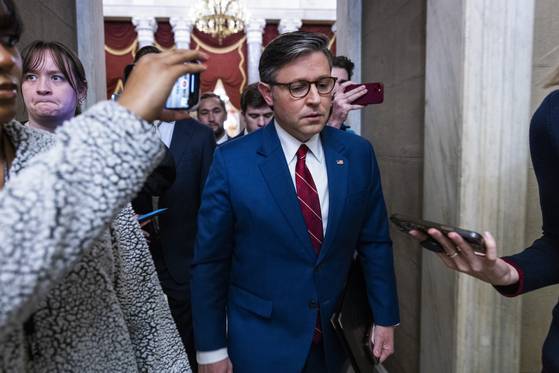 미국 공화당 소속 마이크 존슨 하원의장(가운데)이 12일(현지시간) 워싱턴 DC 의사당에서 임시 예산안 하원 표결에 참여한 뒤 본회의장을 떠나고 있다. EPA=연합뉴스