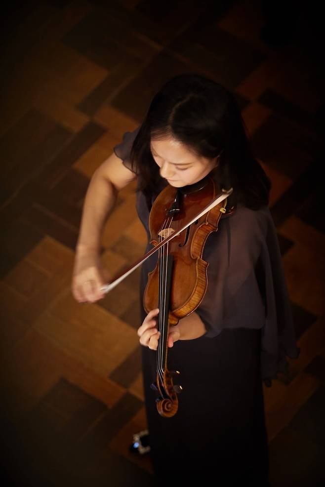 지난달 31일 서울 덕수궁 석조전에서 열린 '스트라디바리우스 베수비오 전시' 기념 공연에서 바이올리니스트 임지영이 베수비오로 연주하고 있다. (c)문덕관.