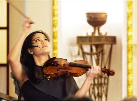 지난달 31일 덕수궁 전시 기념 특별 공연에서 베수비오로 연주한 바이올리니스트 임지영. /©문덕관