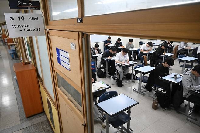 2026학년도 대학수학능력시험일인 13일 오전 서울 종로구 경복고등학교에 마련된 고사장에서 수험생들이 시험 시작을 준비하고 있다.  뉴스1