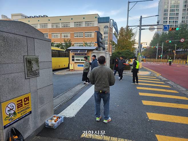 대입 수험생과 학부모 등이 13일 2026학년도 대학수학능력시험 시험장인 대전혜광학교로 들어가고 있다. 강정의 기자