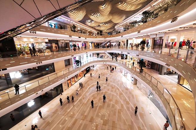 중국 전역에서 대규모 할인행사가 열린 11월 11일 상하이의 한 쇼핑몰. EPA연합뉴스