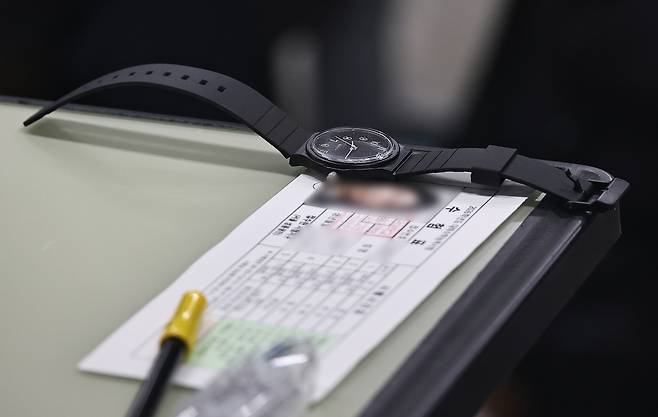 A student's Suneung test identification slip is placed on a desk on Thursday at a high school in Gwangjin-gu, Seoul. (Yonhap)