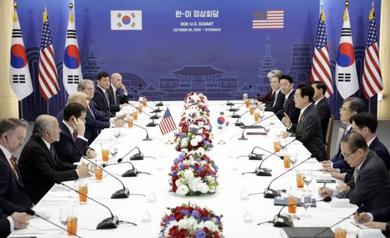 President Lee Jae Myung, fourth from right, holds a summit with U.S. President Donald Trump, fourth from left, at the Gyeongju National Museum in the southeastern city of Gyeongju on Oct. 29. [JOINT PRESS CORPS]