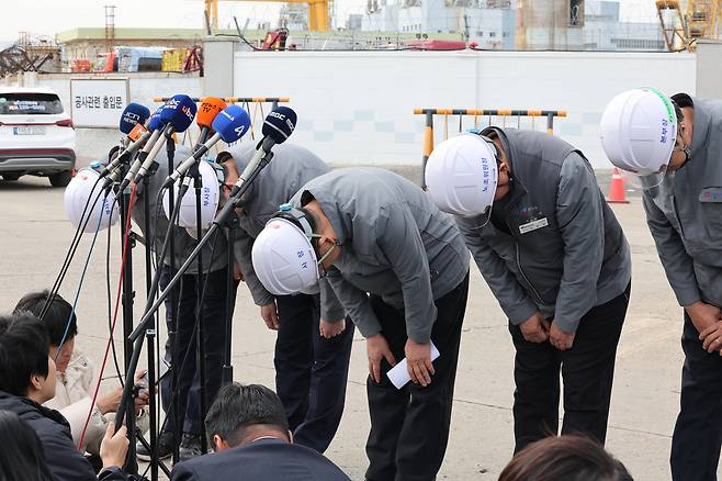 Kwon Myung-ho, third from right, president of Korea East-West Power, bows in apology along with company executives at the rear gate of the Ulsan thermal power plant where a boiler tower collapsed, on the morning of Nov. 13, a week after the accident. [YONHAP]