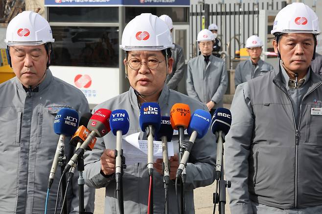 Kwon Myung-ho, center, president of Korea East-West Power, delivers the company’s first public statement on the boiler tower collapse at the rear gate of the Ulsan thermal power plant on the morning of Nov. 13. [YONHAP]
