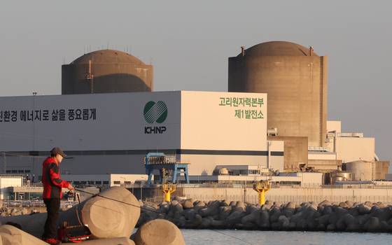 A view of the Kori-2 nuclear reactor, left, seen from Gijang County, Busan, on Nov. 13. [SONG BONG-GEUN]