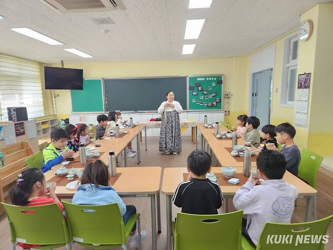 학돌초등학교 다도예절교육에 참여한 학생들의 표정이 진지하다.