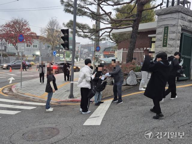 13일 동원동우고등학교 수능 시험장으로 들어서는 학생들에게 감독관이 수험표 확인을 진행하고 있다. 김도균 기자