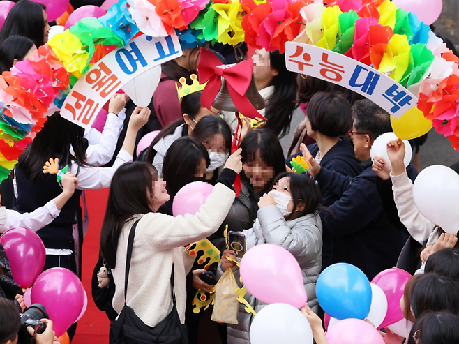 2026학년도 대학수학능력시험을 하루 앞둔 12일 광주 남구 설월여고에서 수험표를 받은 고3 수험생들이 선생님과 후배들의 응원을 받으며 수능대박 종을 치고 있다. 2025.11.12   [사진=연합뉴스]