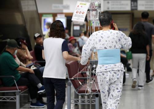 간병인이 환자와 함께 이동하고 있다. [사진 = 뉴스1]